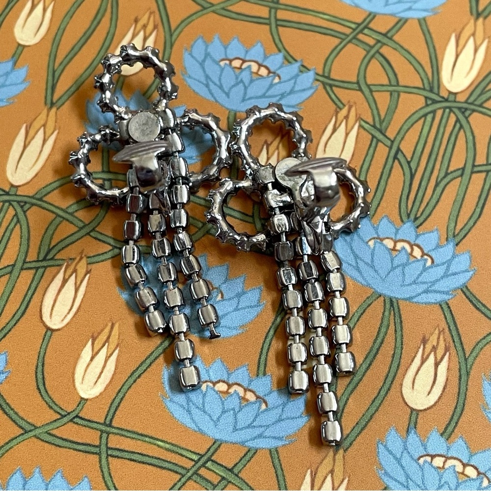 Vintage rhinestone trefoil and triple strand clip earrings - Picture 6 of 10